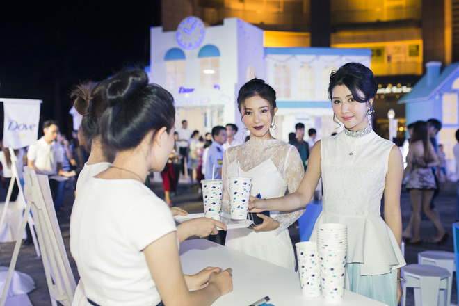 hot girl quynh anh shyn va salim dat tay nhau di su kien