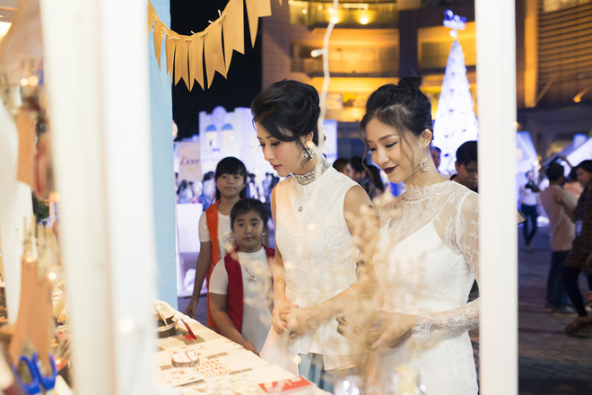 hot girl quynh anh shyn va salim dat tay nhau di su kien