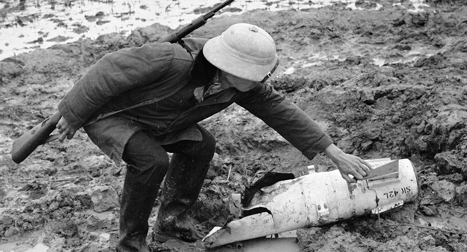 trung tuong nga ke lai khoanh khac chung kien phi cong john mccain bi ban roi o ha noi