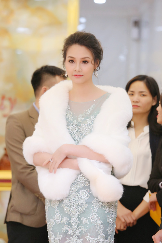 hoa hau bien thuy trang ngay cang xinh dep kieu sa