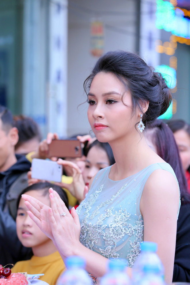 hoa hau bien thuy trang ngay cang xinh dep kieu sa