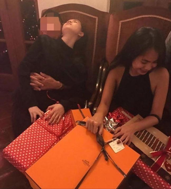 lo anh than mat cua ngoc trinh va ban trai ty phu 72 tuoi