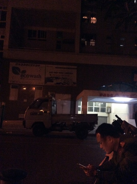 ha noi thanh nien net po o cong ky tuc xa bi nguoi dan danh sinh vien la het co vu trong nhieu gio