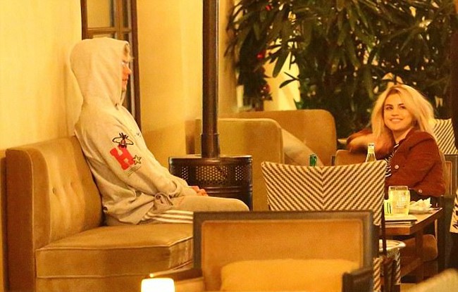 sau 1 tuan xa cach selena gomez va justin bieber sa vao long nhau ngot ngao trao nhau nhung nu hon