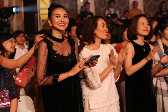 qua xuc dong bui anh tuan rung rung om chat ha anh tuan tren san khau