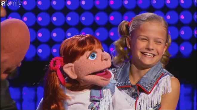 chi voi mot chu roi tren tay co be nay khien ca truong quay little big shots bai phuc