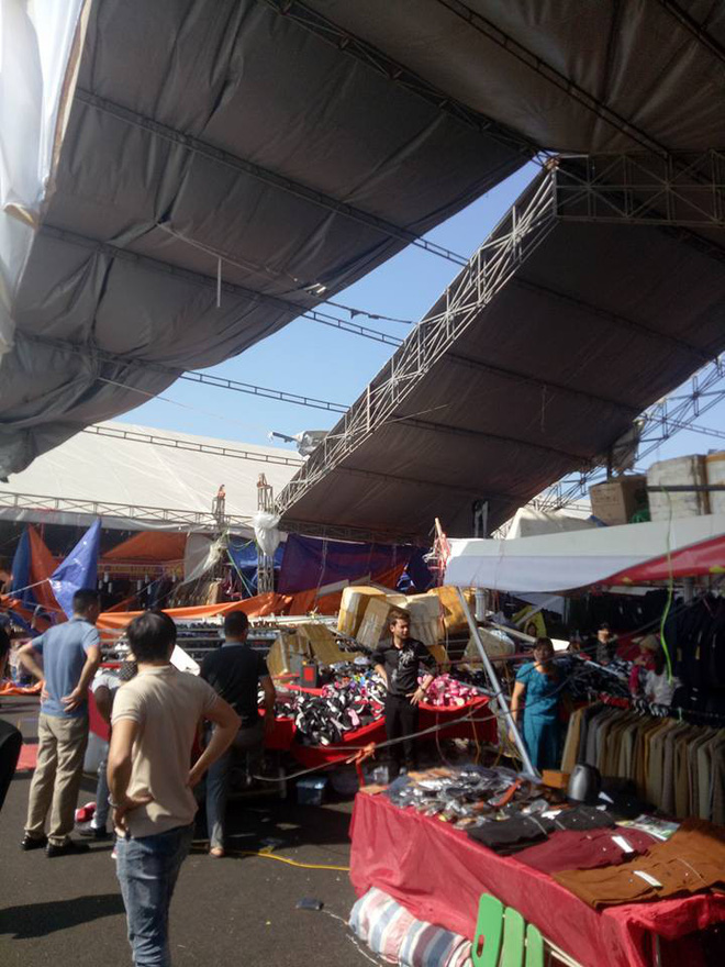 clip loc xoay tan pha tan hoang hang loat gian hang tai hoi cho o quang ninh nhieu nguoi dan om con nho bo chay