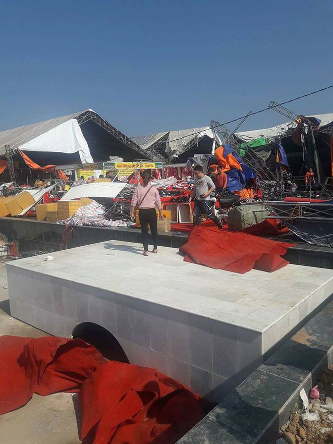 clip loc xoay tan pha tan hoang hang loat gian hang tai hoi cho o quang ninh nhieu nguoi dan om con nho bo chay