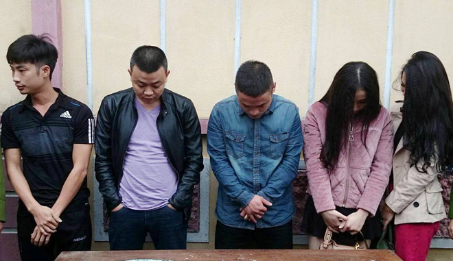 5 nam nu thanh nien dang om nhau phe thuoc lac trong nha nghi