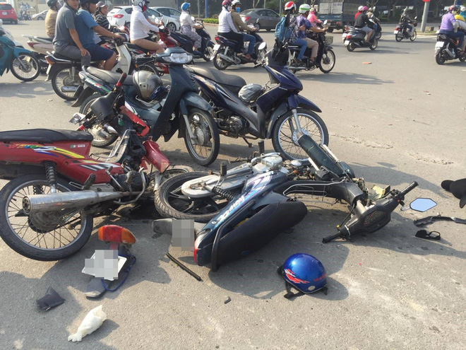 nam thanh nien bo cua chay lay nguoi sau va cham giao thong o sai gon