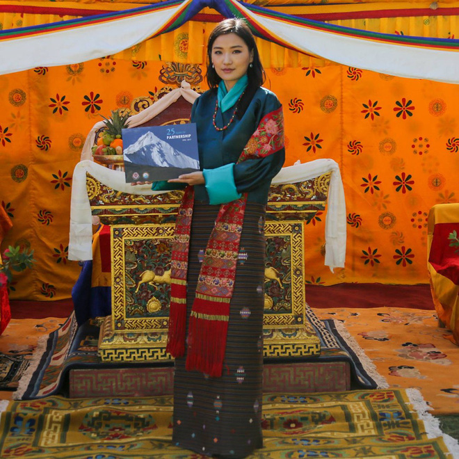 cuoc doi co tich cua hoang hau tre tuoi nhat the gioi 7 tuoi da duoc quoc vuong cau hon