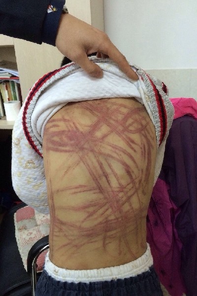 be trai 5 tuoi bi me nuoi nguoc dai den chet roi bo vao vali mang chon o bai dat hoang