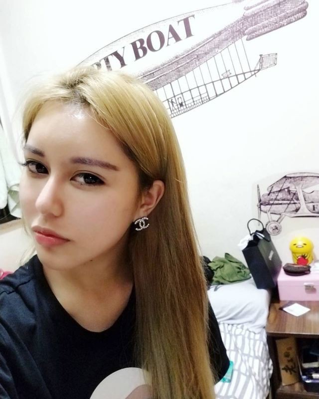 phau thuat 30 lan de lam vua long ban trai co gai xinh dep hoi han vi hanh dong tre dai cua minh