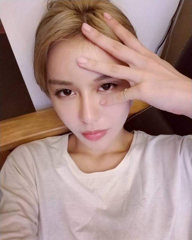 phau thuat 30 lan de lam vua long ban trai co gai xinh dep hoi han vi hanh dong tre dai cua minh