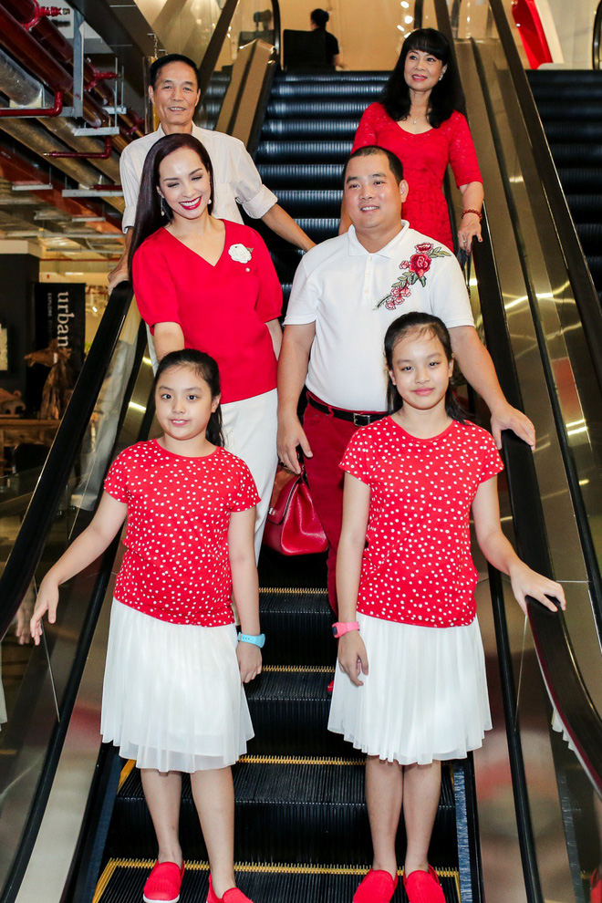 hai con gai nha thuy hanh minh khang lon phong phao ben bo me
