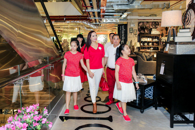 hai con gai nha thuy hanh minh khang lon phong phao ben bo me