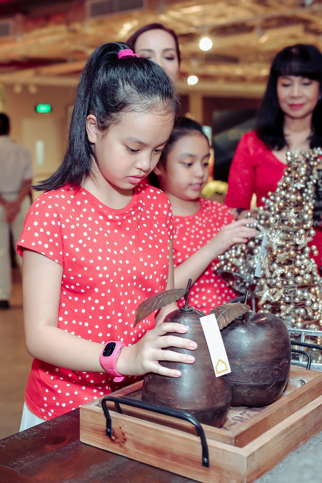 hai con gai nha thuy hanh minh khang lon phong phao ben bo me