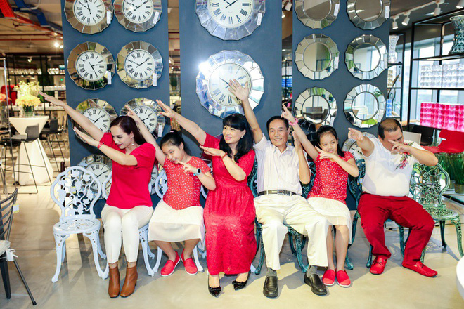 hai con gai nha thuy hanh minh khang lon phong phao ben bo me