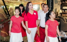 hai con gai nha thuy hanh minh khang lon phong phao ben bo me