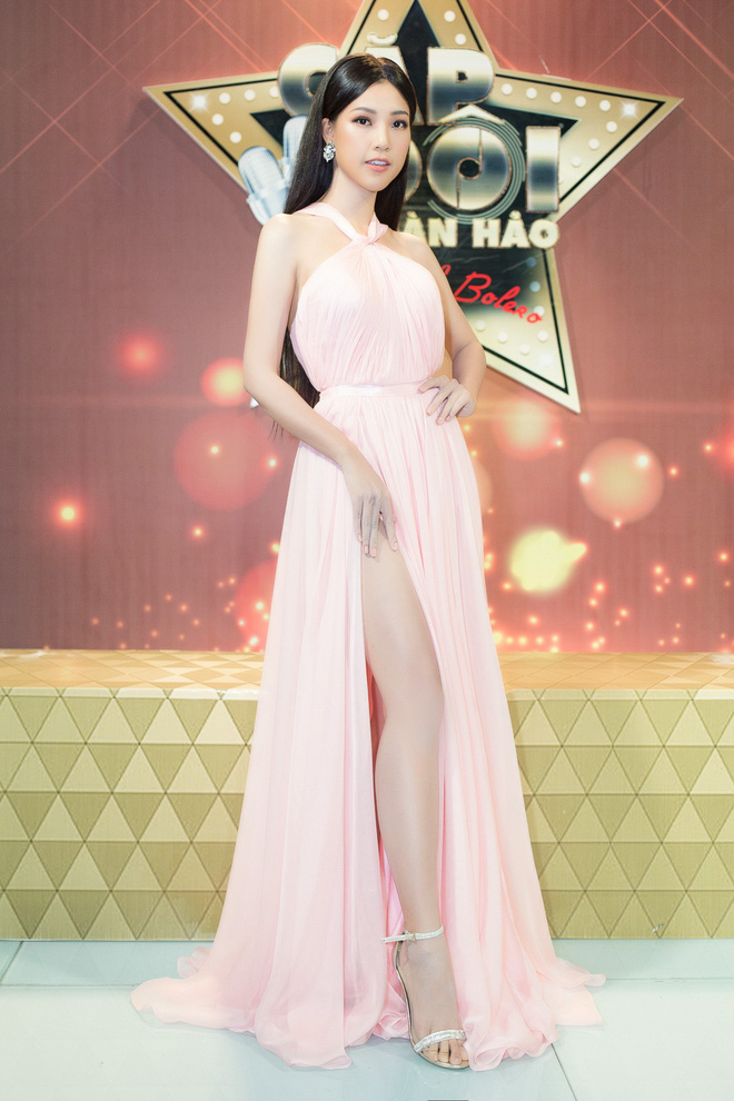dang toc ngan ca tinh a hau hoang oanh lai bat ngo quay ve voi mai toc dai