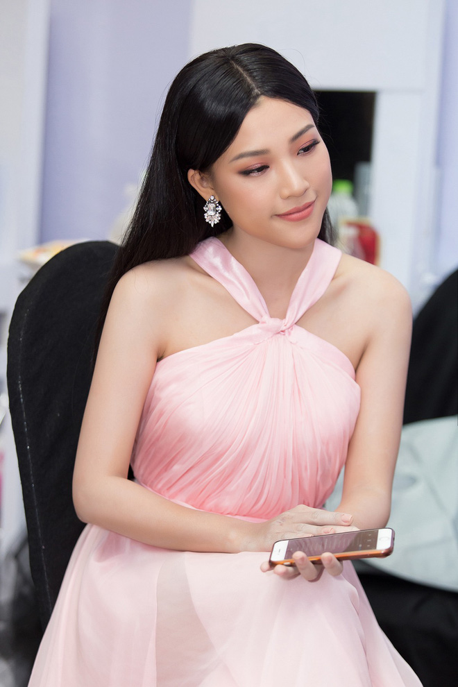 dang toc ngan ca tinh a hau hoang oanh lai bat ngo quay ve voi mai toc dai