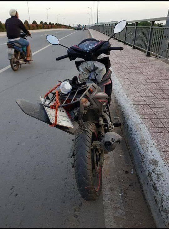 clip phanh khong kip nu ninja tong gay bien so xe cua nam thanh nien dung den do roi doi boi thuong vi xe minh cung bi hu