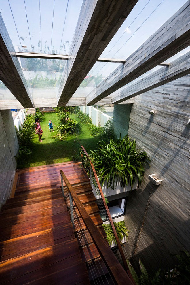 ngoi nha viet khien moi nguoi ngo ngang vi co ca mot cong vien tren san thuong va o giua nha