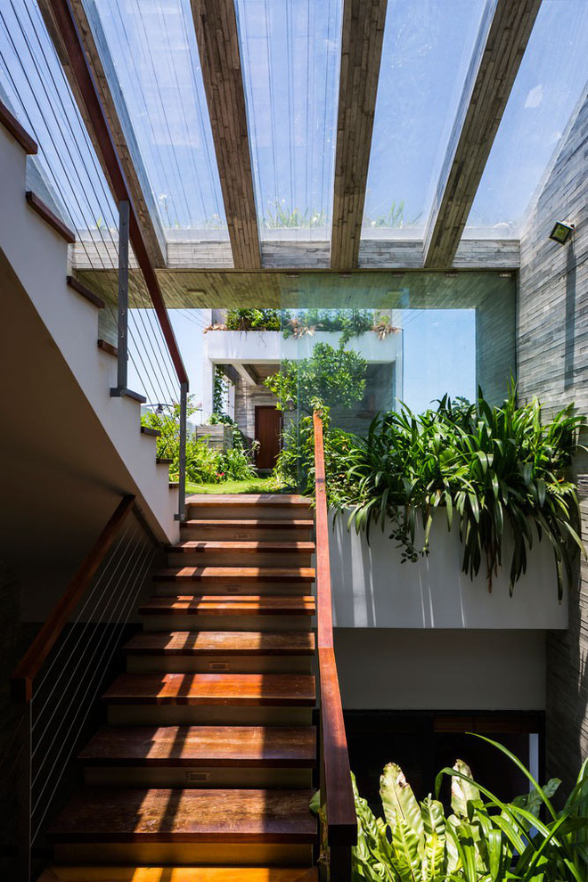 ngoi nha viet khien moi nguoi ngo ngang vi co ca mot cong vien tren san thuong va o giua nha