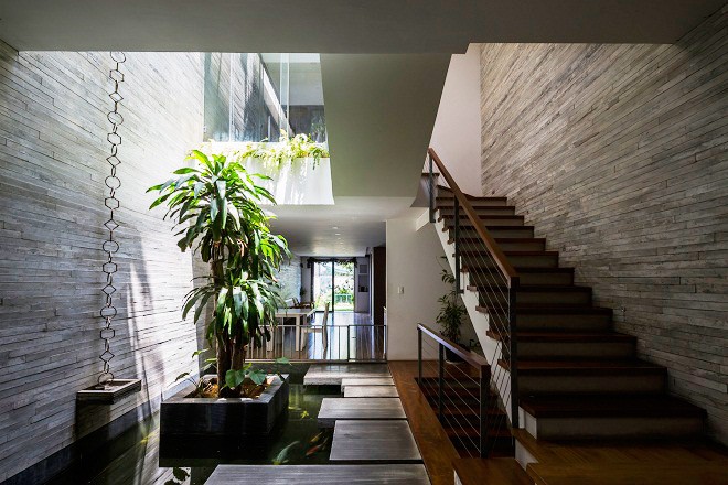 ngoi nha viet khien moi nguoi ngo ngang vi co ca mot cong vien tren san thuong va o giua nha