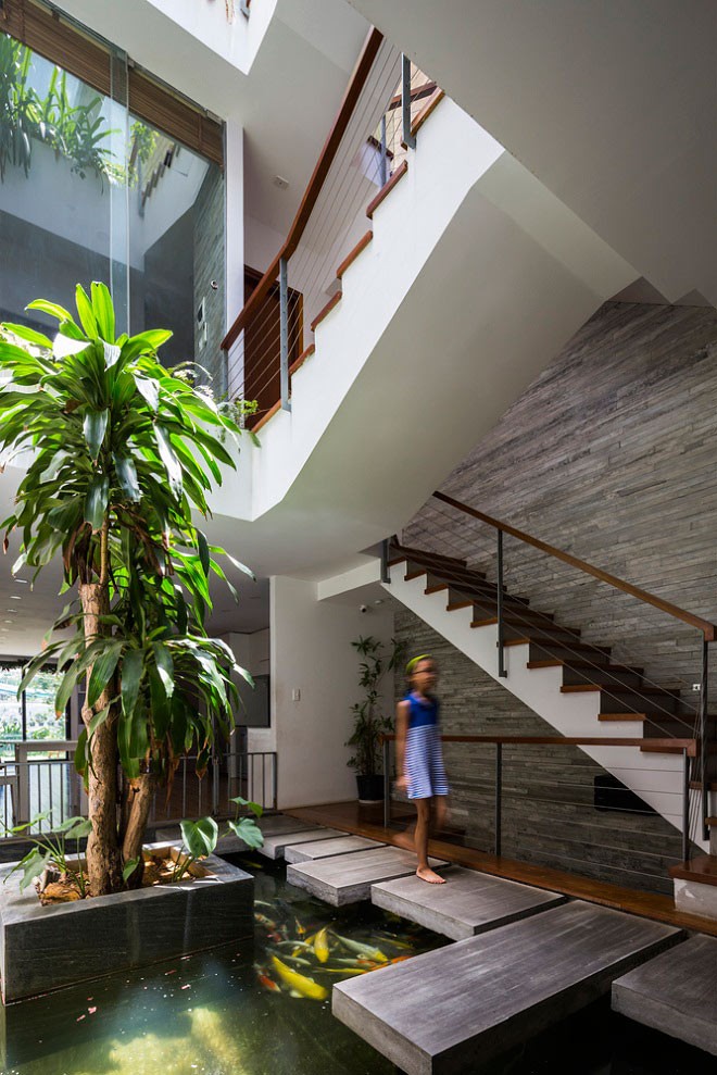 ngoi nha viet khien moi nguoi ngo ngang vi co ca mot cong vien tren san thuong va o giua nha