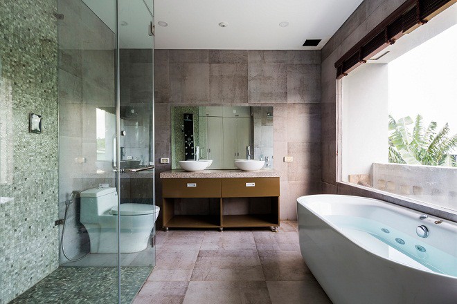 ngoi nha viet khien moi nguoi ngo ngang vi co ca mot cong vien tren san thuong va o giua nha