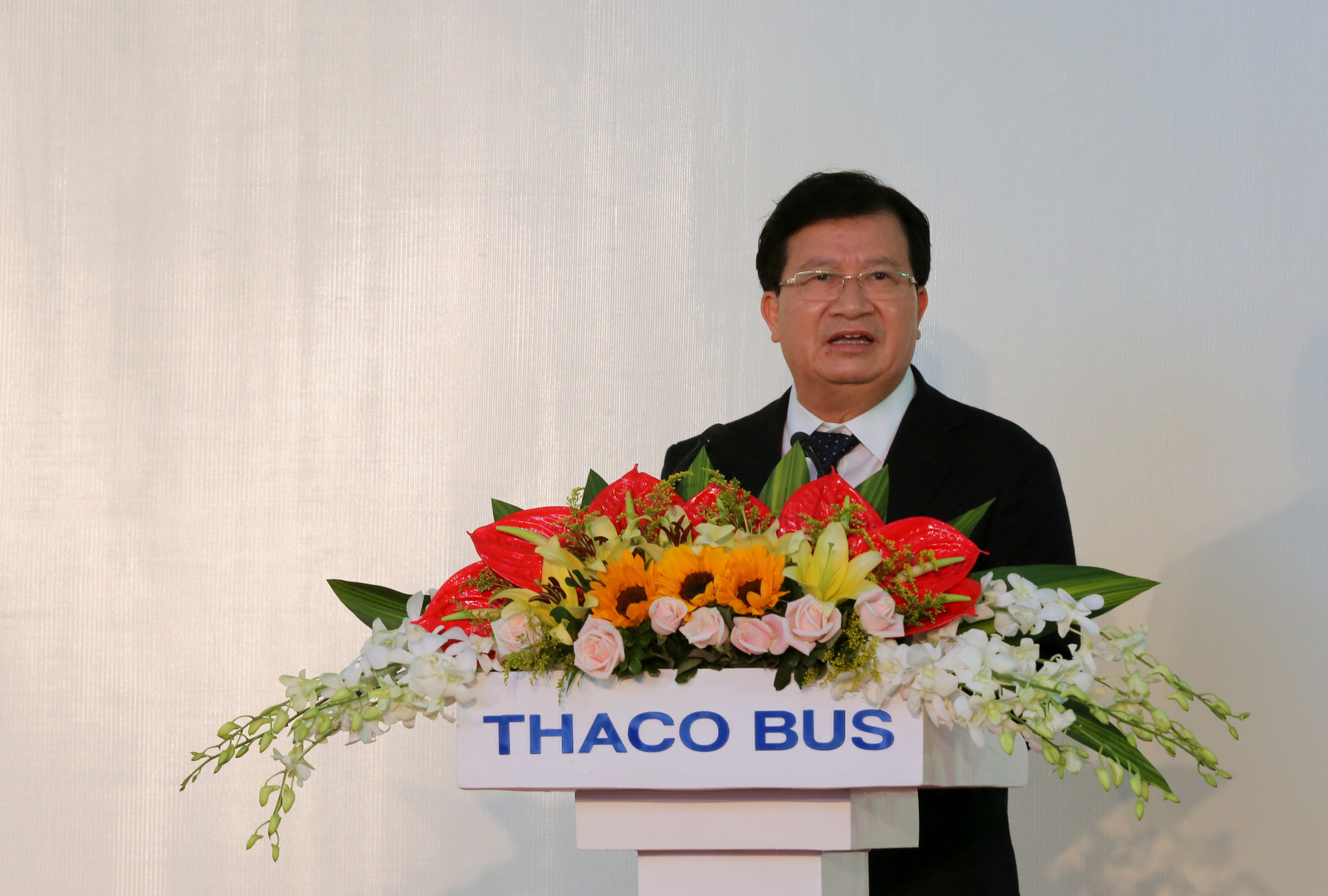 nha may xe bus lon nhat dong nam a made in vietnam