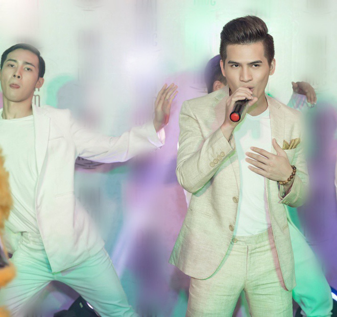 bao anh duoc fan che chan nhay cuc sung duoi con mua nang hat