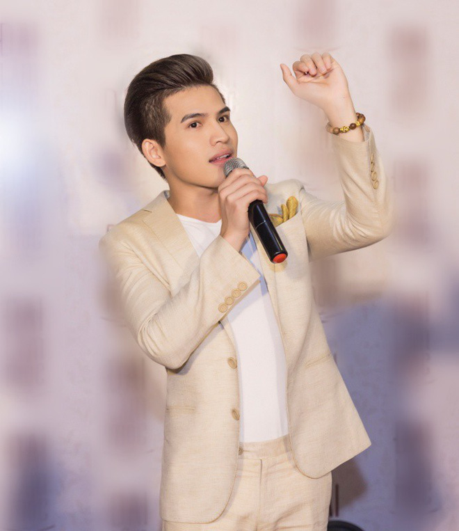 bao anh duoc fan che chan nhay cuc sung duoi con mua nang hat