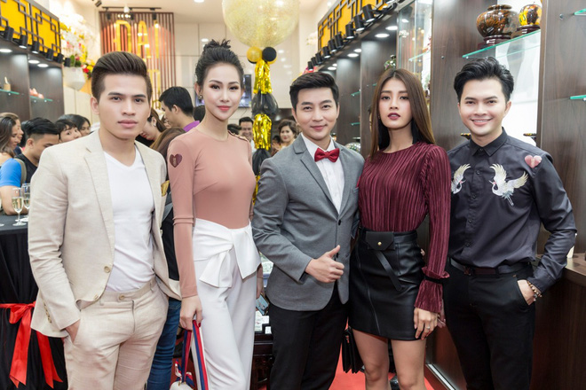 bao anh duoc fan che chan nhay cuc sung duoi con mua nang hat