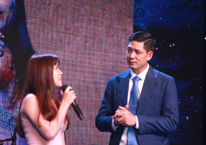 ho ngoc ha xuong san khau giao luu cuoi ngat vi bi fan vay chat