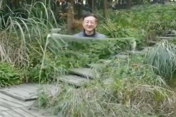 vach tran su that dang sau clip ao choang tang hinh dang duoc cu dan mang chia se ram ro