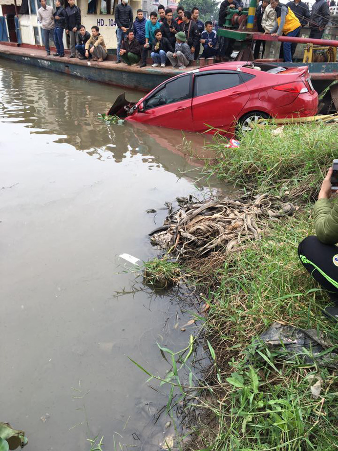 hai duong xe hoi lao thang xuong song mot nguoi tu vong tai cho