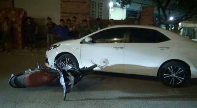 nam thanh nien goi 20 doi tuong den hon chien sau va cham giao thong 1 nguoi bi thuong nang