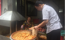 quanh ho guom ke chuyen vuot tang