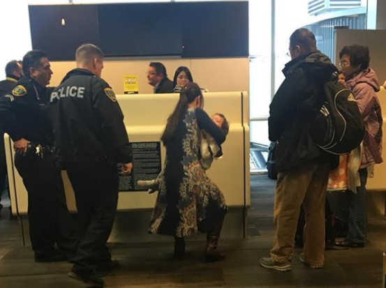 cho con bu truoc luc cat canh nghe si duong cam goc hoa bi hang hang khong my duoi khoi chuyen bay