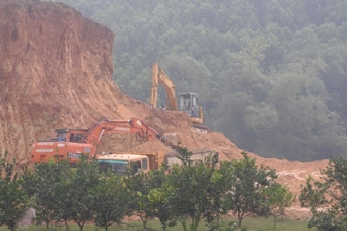 hoa binh khac phuc anh huong do mua bao hay khai thac dat ban cho nha may gach