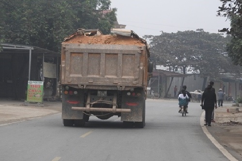 hoa binh khac phuc anh huong do mua bao hay khai thac dat ban cho nha may gach