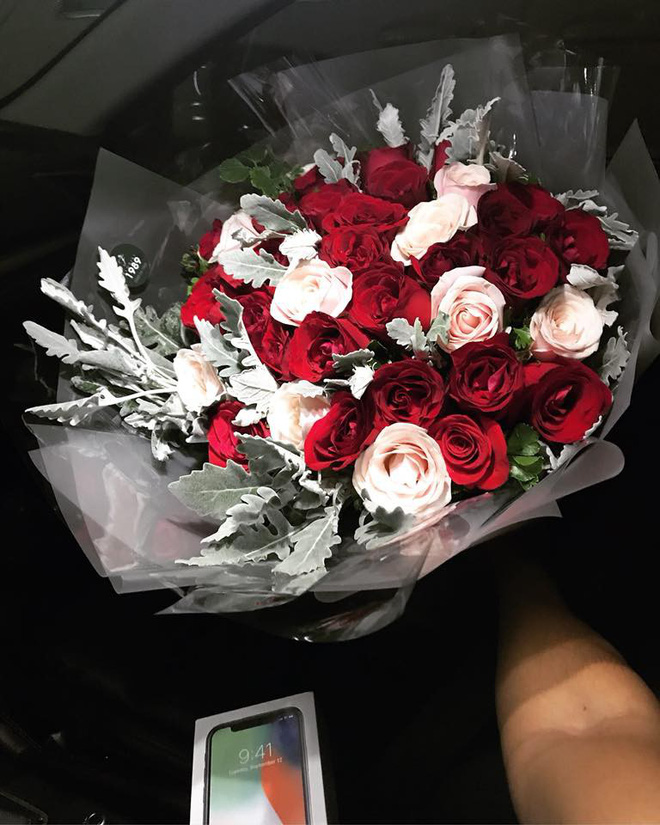 ky niem 1 thang ngay cuoi chong danh tang vo mon qua bat ngo khien co ngoi thup xuong dat vi xuc dong