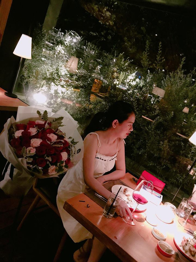 ky niem 1 thang ngay cuoi chong danh tang vo mon qua bat ngo khien co ngoi thup xuong dat vi xuc dong