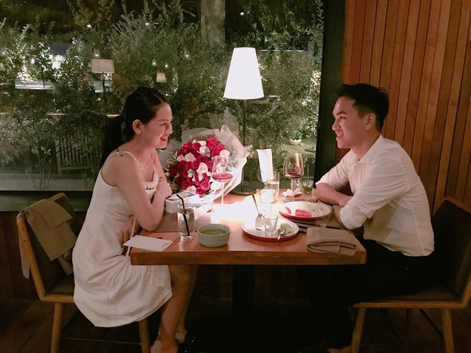 ky niem 1 thang ngay cuoi chong danh tang vo mon qua bat ngo khien co ngoi thup xuong dat vi xuc dong