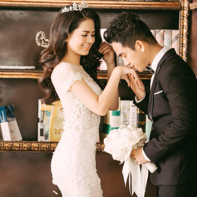 ky niem 1 thang ngay cuoi chong danh tang vo mon qua bat ngo khien co ngoi thup xuong dat vi xuc dong