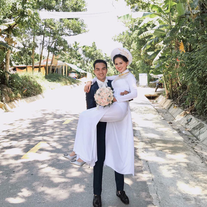 ky niem 1 thang ngay cuoi chong danh tang vo mon qua bat ngo khien co ngoi thup xuong dat vi xuc dong