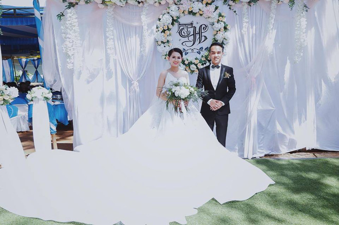 ky niem 1 thang ngay cuoi chong danh tang vo mon qua bat ngo khien co ngoi thup xuong dat vi xuc dong