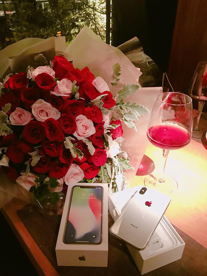 ky niem 1 thang ngay cuoi chong danh tang vo mon qua bat ngo khien co ngoi thup xuong dat vi xuc dong